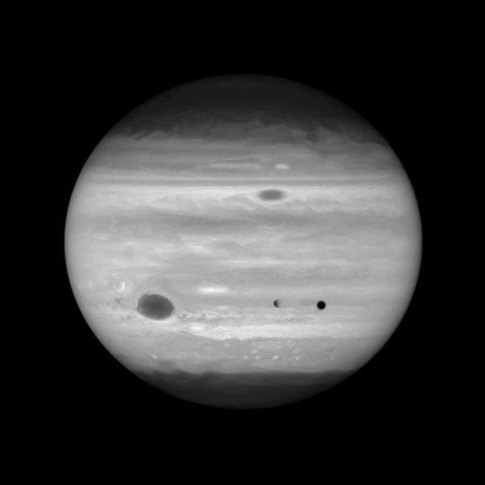 Animation d'un transit d'Europe observé par Hubble. Il fut possible alors pour les astronomes d'étudier ce qui entoure le satellite - crédit : NASA, ESA