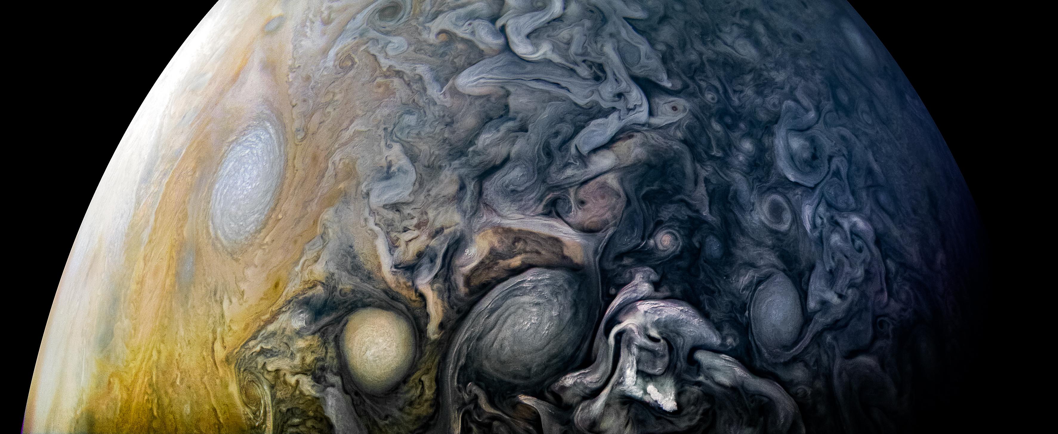 Vue de Juno des nuages tourbillonnants sur Jupiter