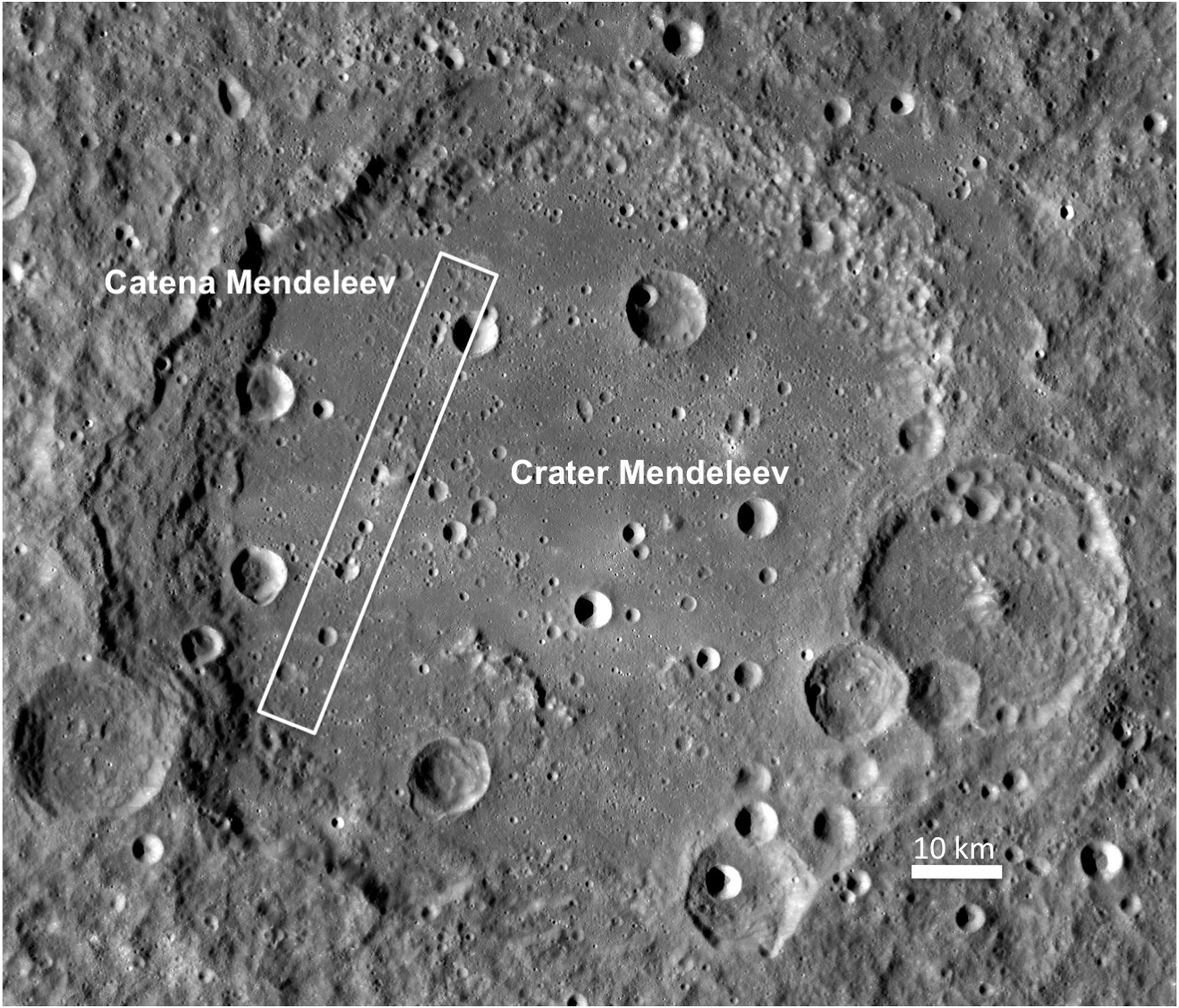 Cráter de impacto lleno de cráteres de impacto en la Luna..