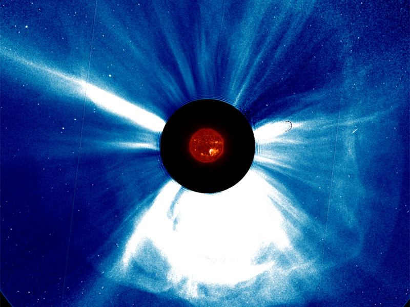 Uma massiva ejecção de massa coronal que irrompe do Sol.