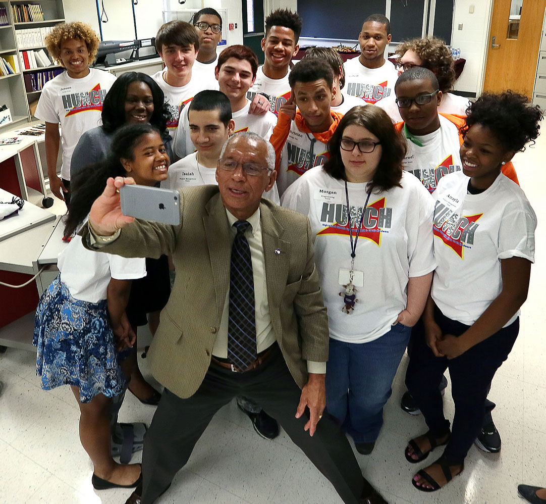 Former_NASA_Administrator_Charles_Bolden_is_taking_a_selfie_with_a_dozen_students_in_a_high_school_lab__