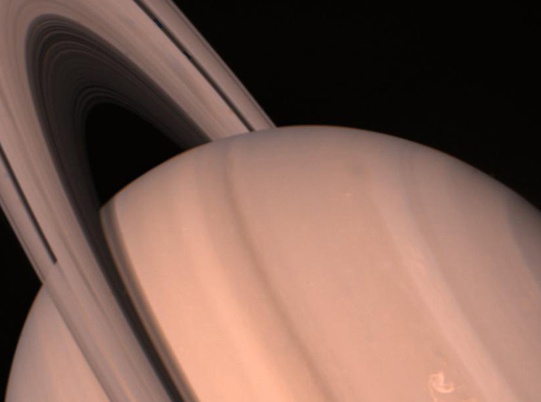 voyager discoveries on saturn