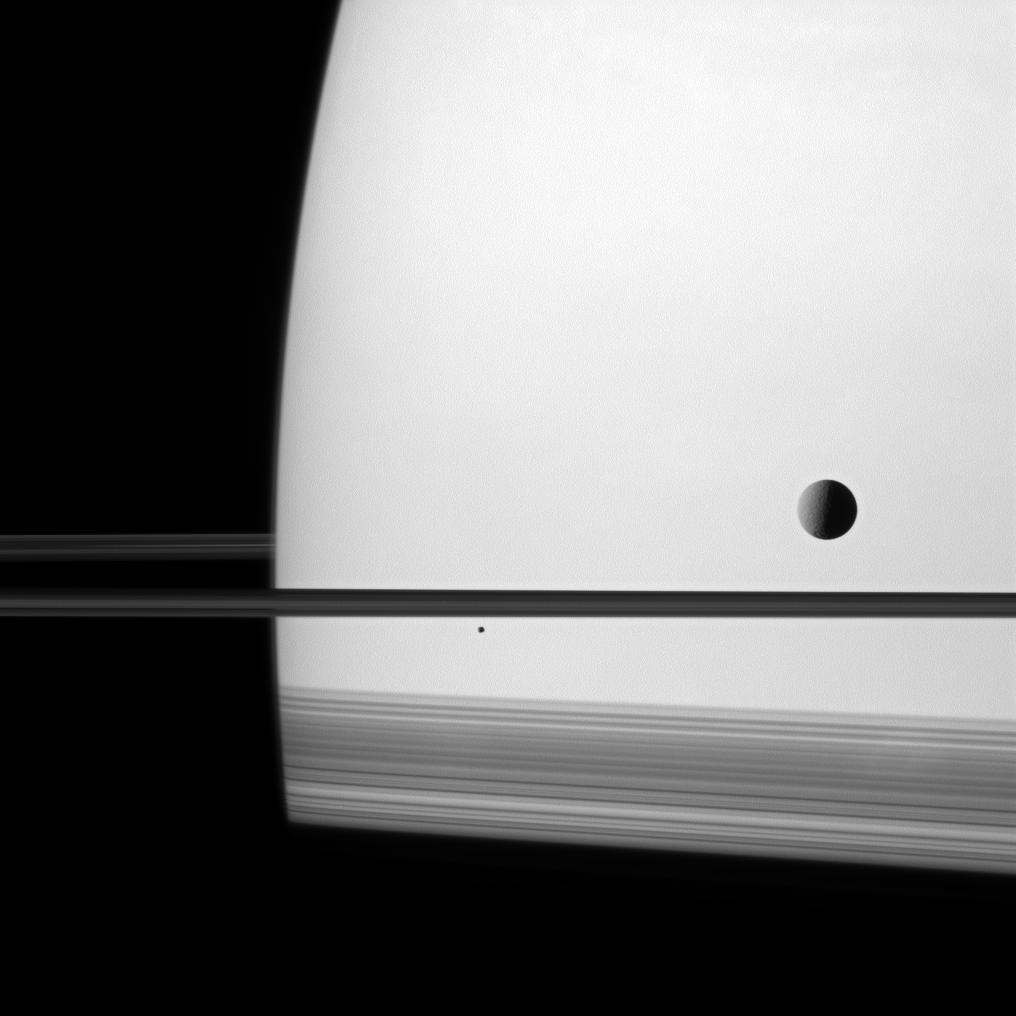 Saturn, its rings and Tethys