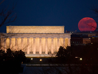 2011 Supermoon Over Lincoln Memorial