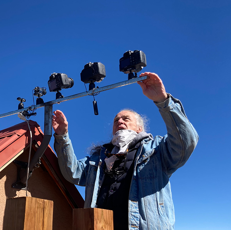 Under the deep blue skies of New Mexico, Thomas is setting up a custom multi-camera rig on the roof of a building.
