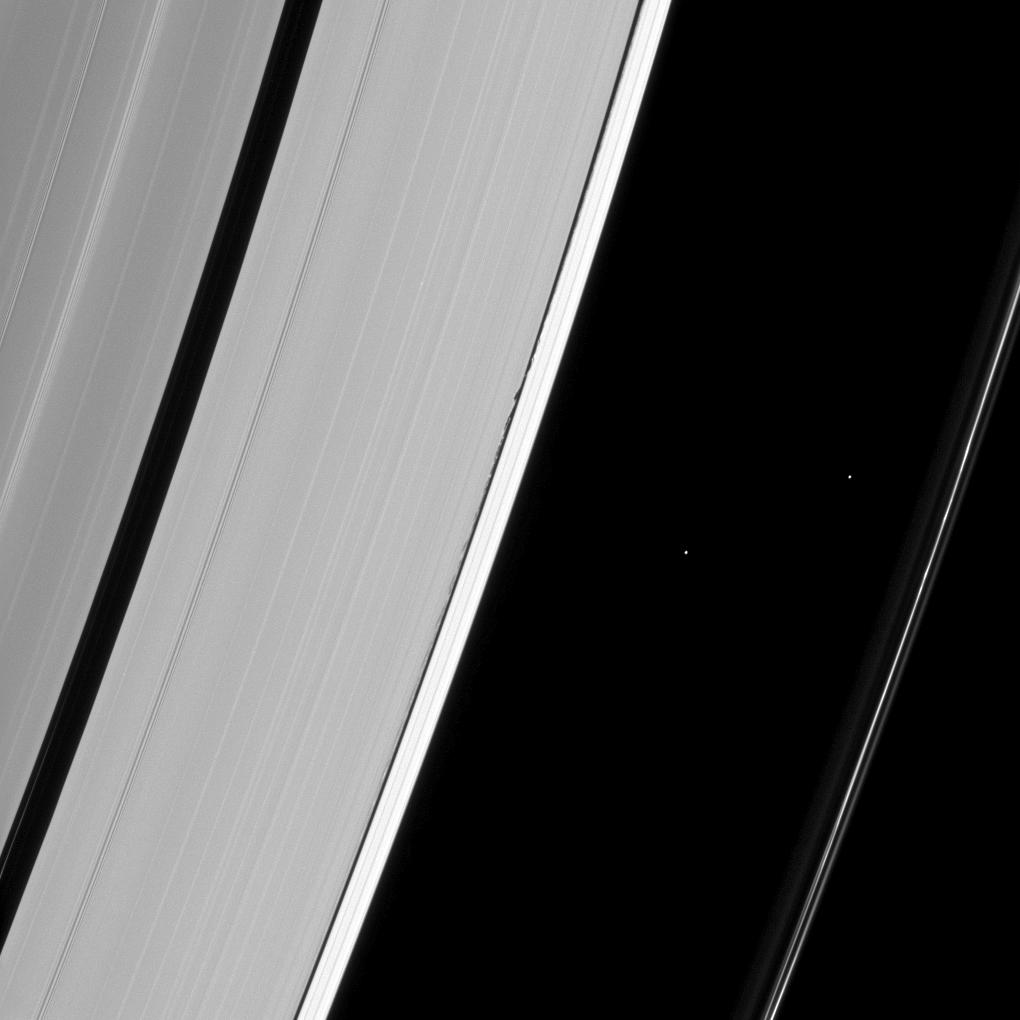 Daphnis and Saturn's rings