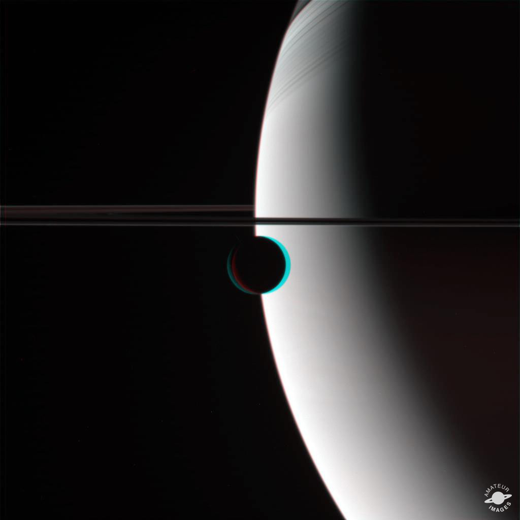 An anaglyph where we can observe Rhea in the foreground, and Saturn with its rings in the background.