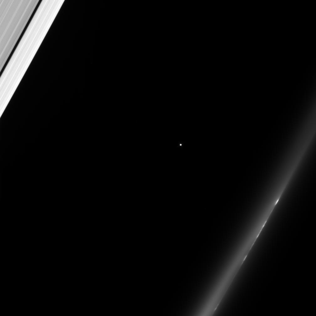 A star between Saturns rings