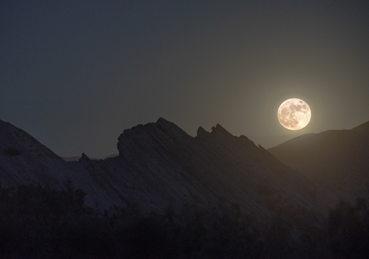 Image of a Full Moon over the mountains