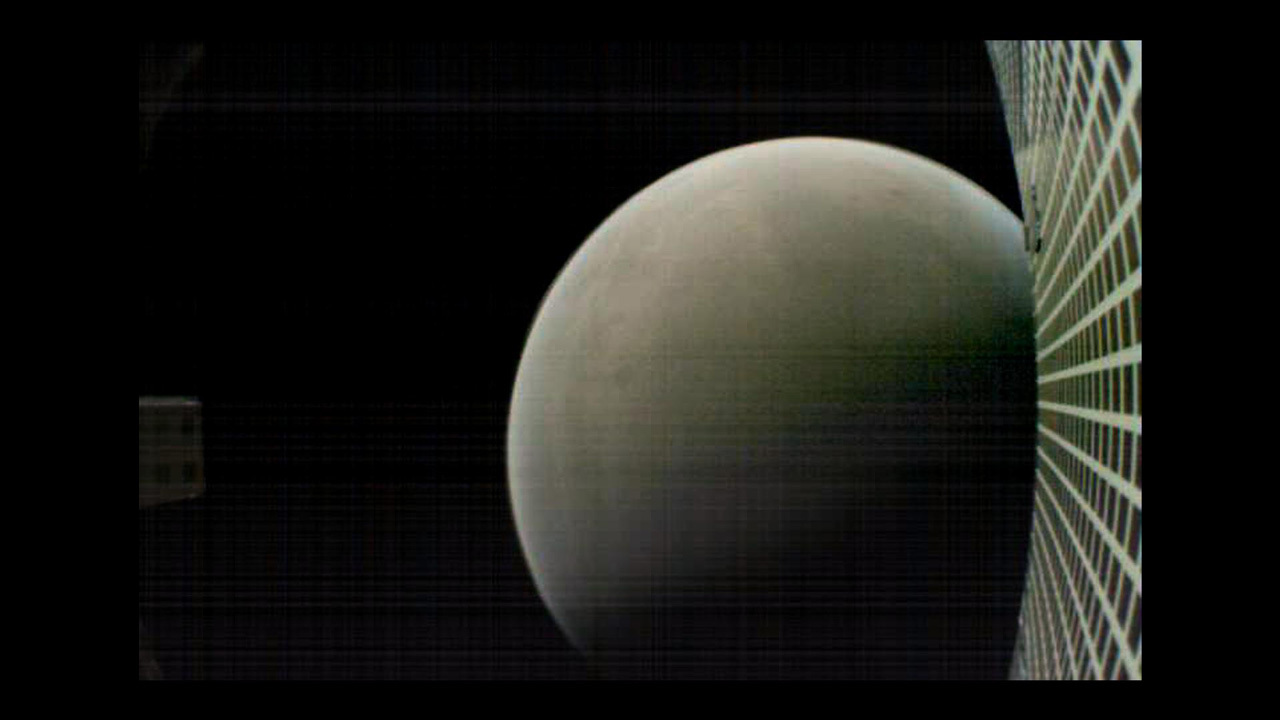 Mars above the MarCO B radio attenna.