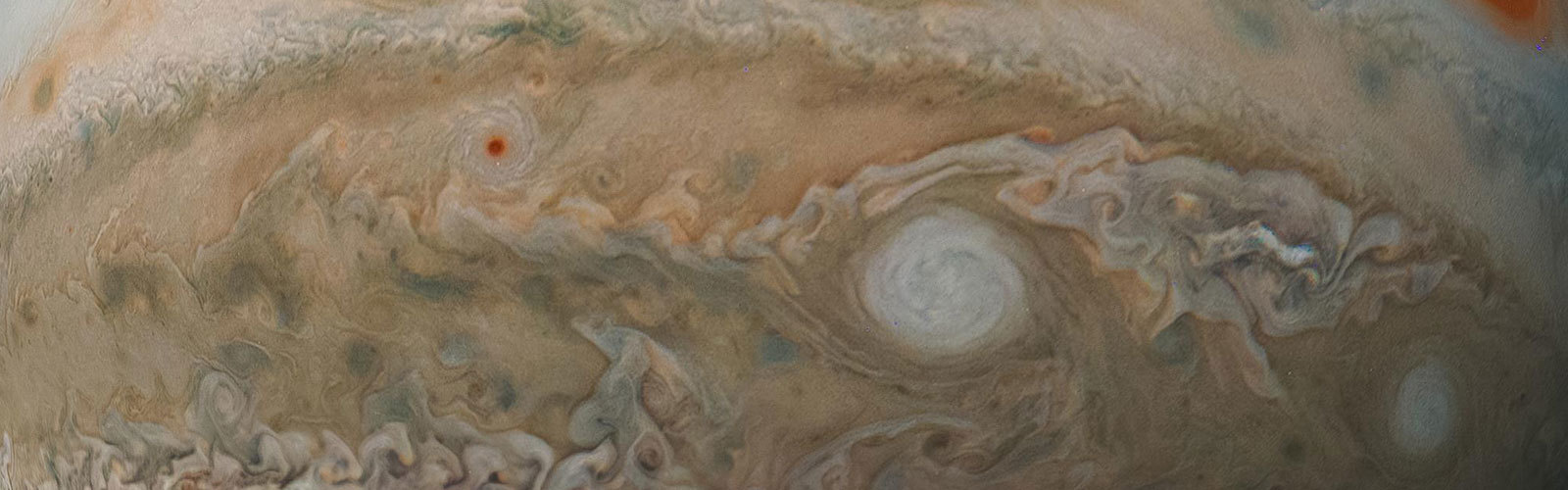 Vista completa de Júpiter, cubierto por remolinos de nubes rojizas y amarronadas y gigantes tormentas