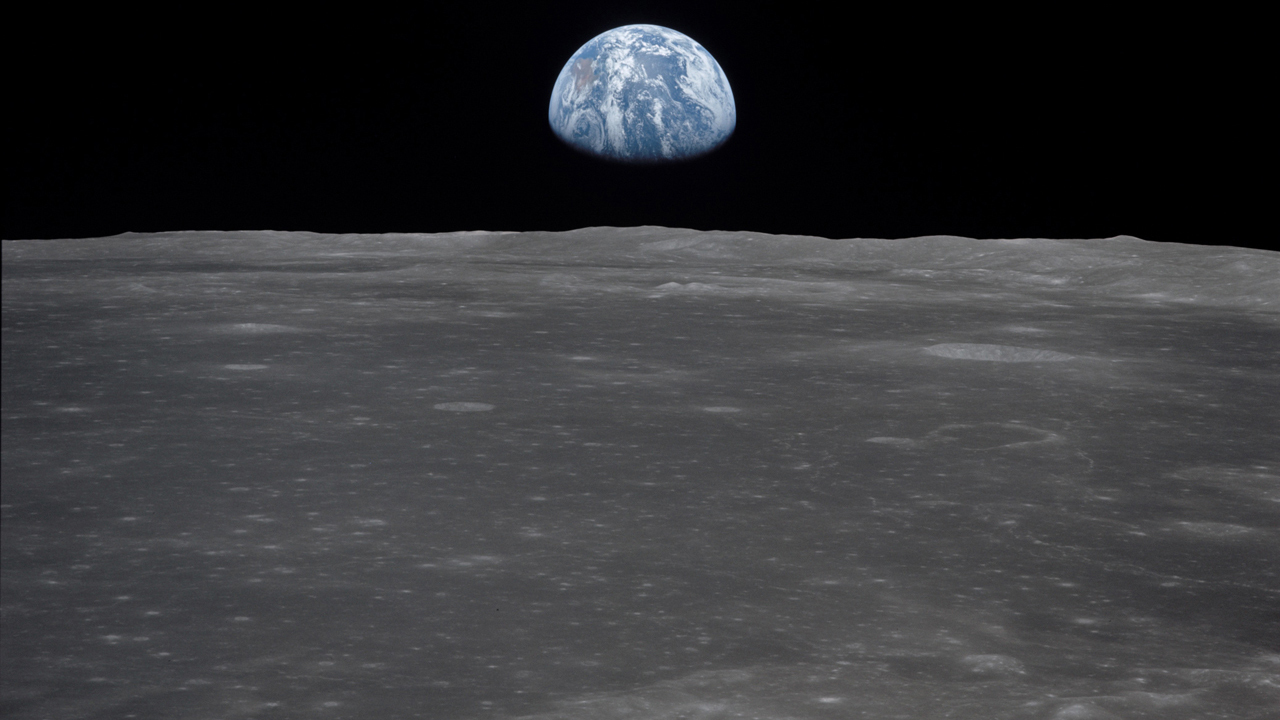 Tierra que se eleva sobre la superficie lunar.