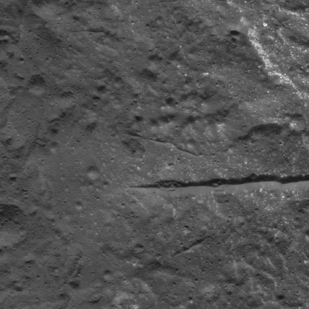 Fractures in Occator Crater's Floor