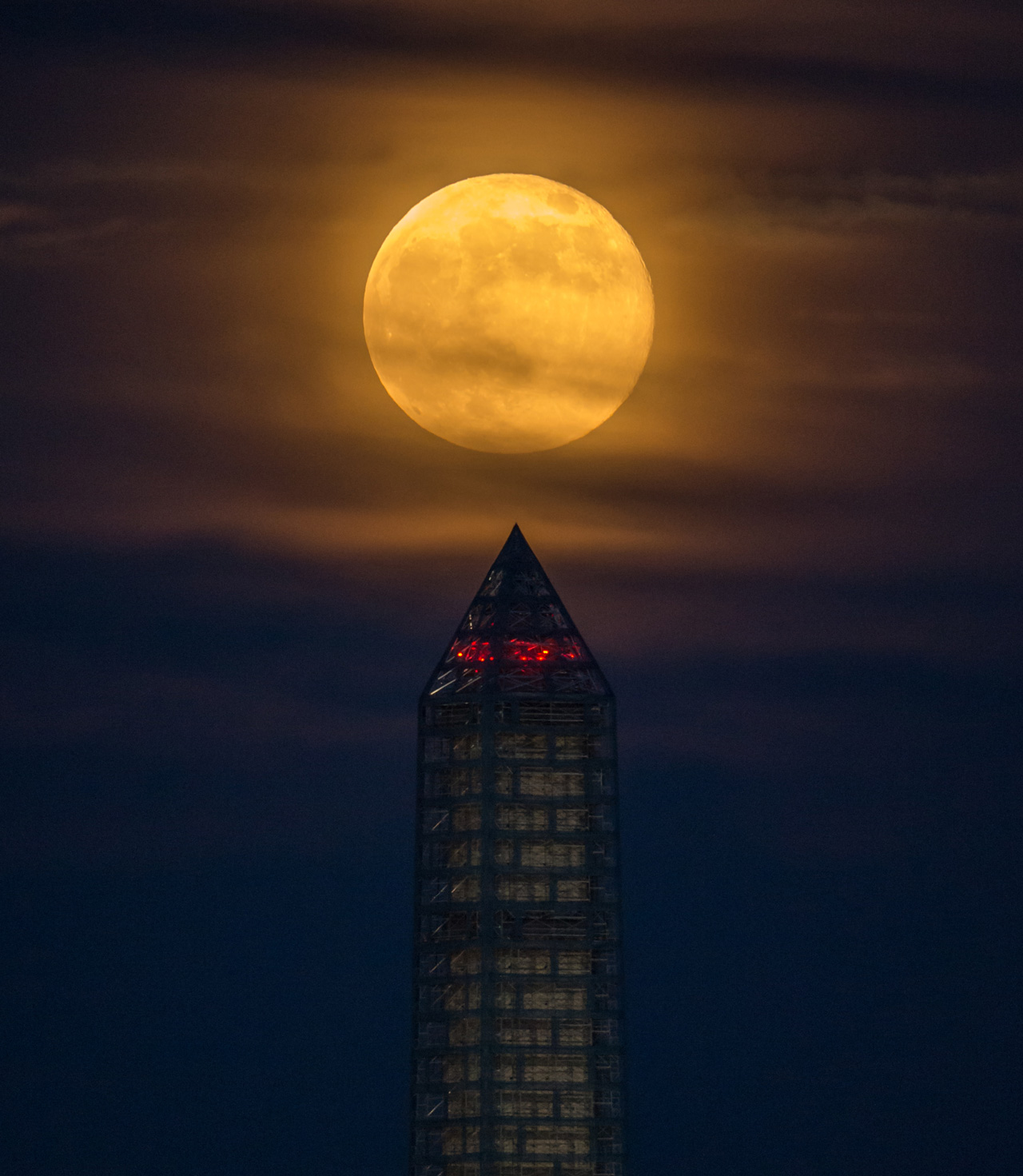 Moon rising behind Washington Monument obelisk.