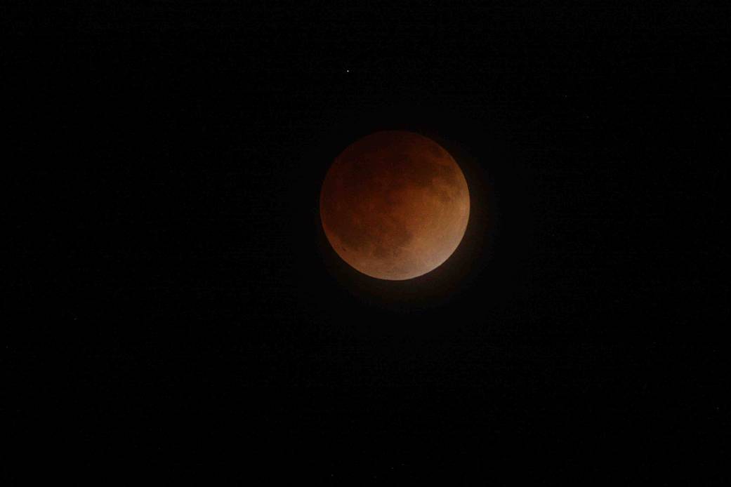 image of the Moon during a full lunar eclipse