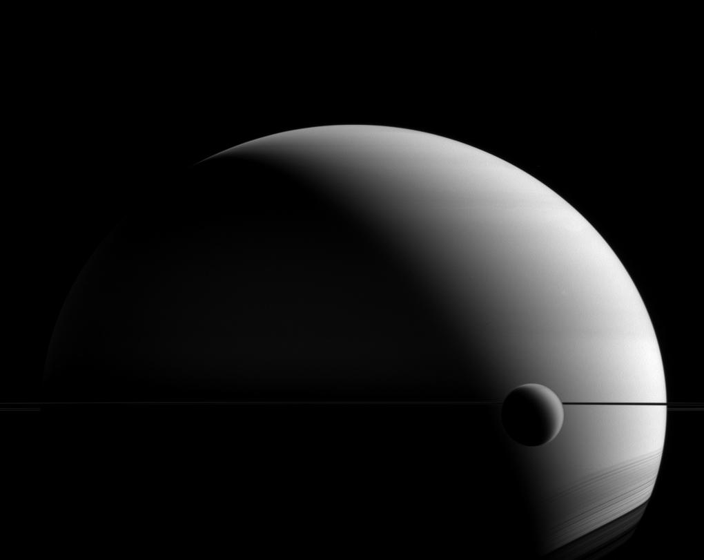 Image of Titan in front of Saturn
