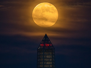 2013 Supermoon Over the Washington Monument